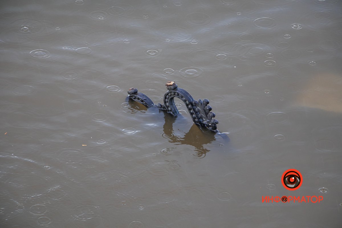 Даже ограждение попало в реку Даже ограждение попало в реку