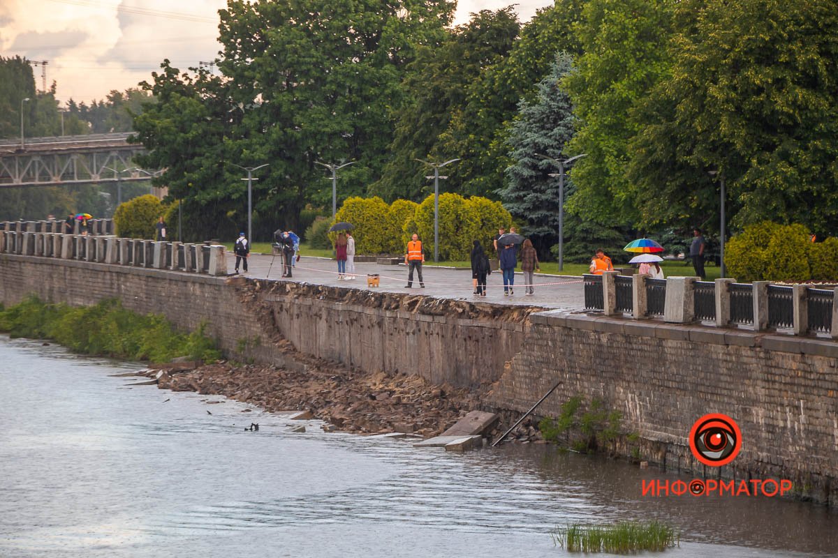Место оградили сигнальной лентой Место оградили сигнальной лентой