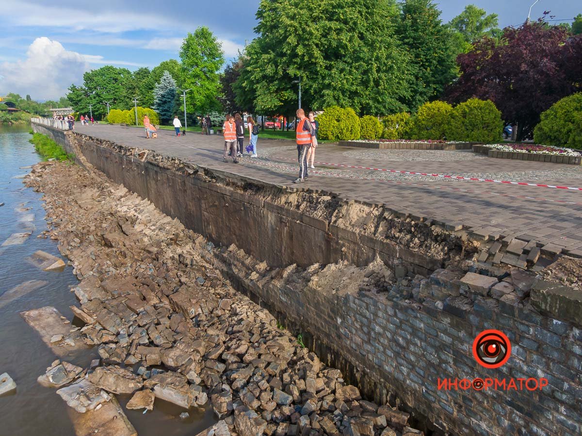 В Днепре разрушилась часть Сичеславской Набережной 26