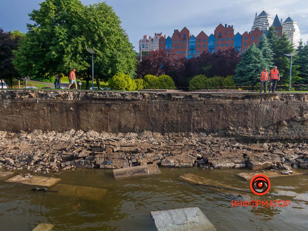 В Днепре разрушилась часть Сичеславской Набережной 27
