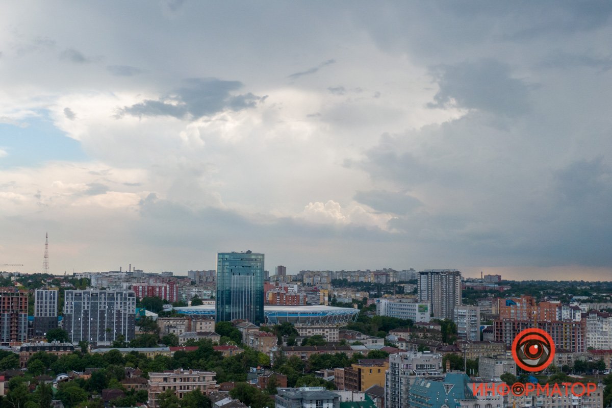 Тучи затягивают небо, превращая его в серый холст Тучи затягивают небо, превращая его в серый холст