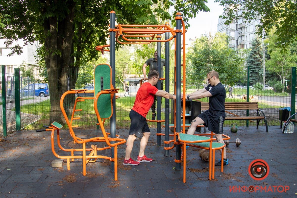 Дети ж подбегали и начинали с неправильной техникой тянуть веса Дети ж подбегали и начинали с неправильной техникой тянуть веса