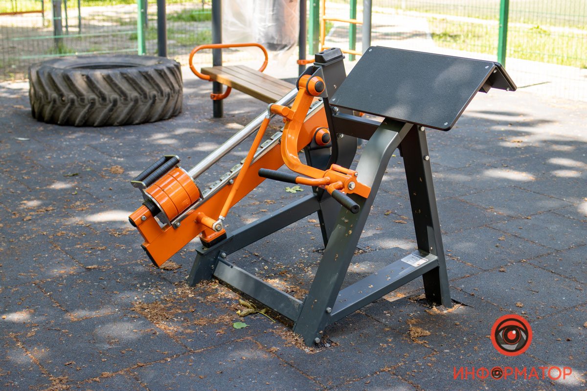 Они приходят на площадку и занимаются на тренажерах Они приходят на площадку и занимаются на тренажерах