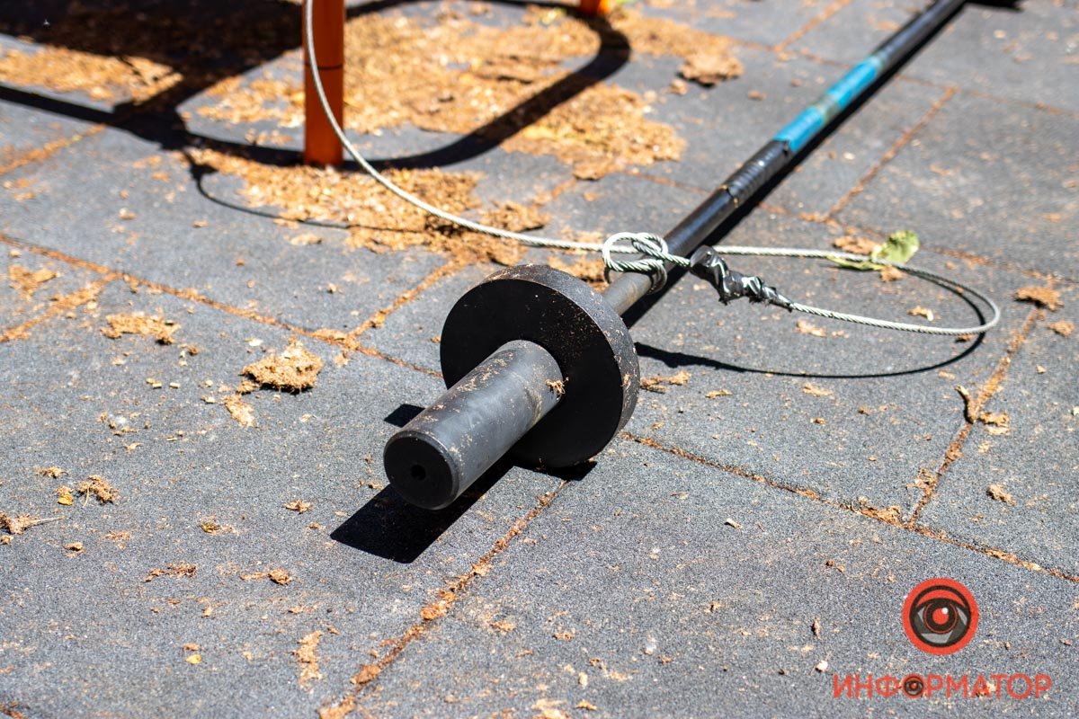 На входе есть QR-код, при помощи которого можно зайти в телеграмм-канал актива