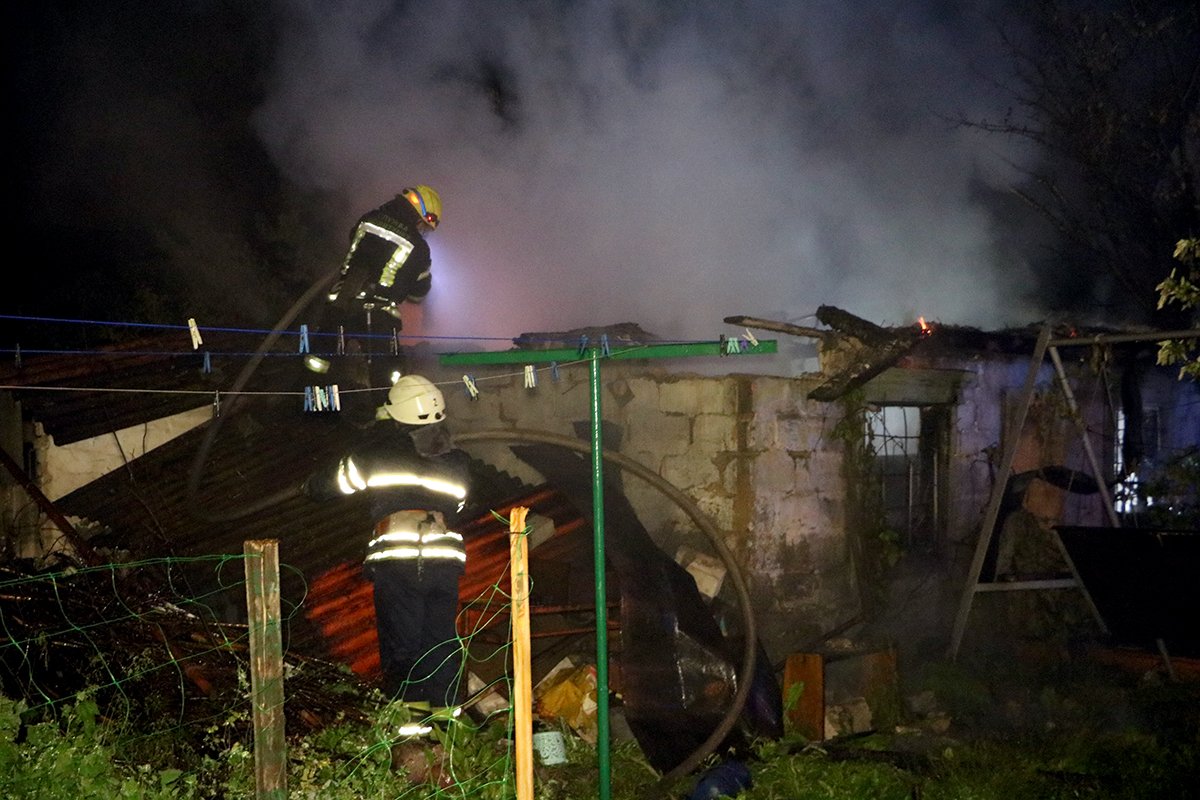 Спасатели боролись с огнем больше 20 минут Спасатели боролись с огнем больше 20 минут