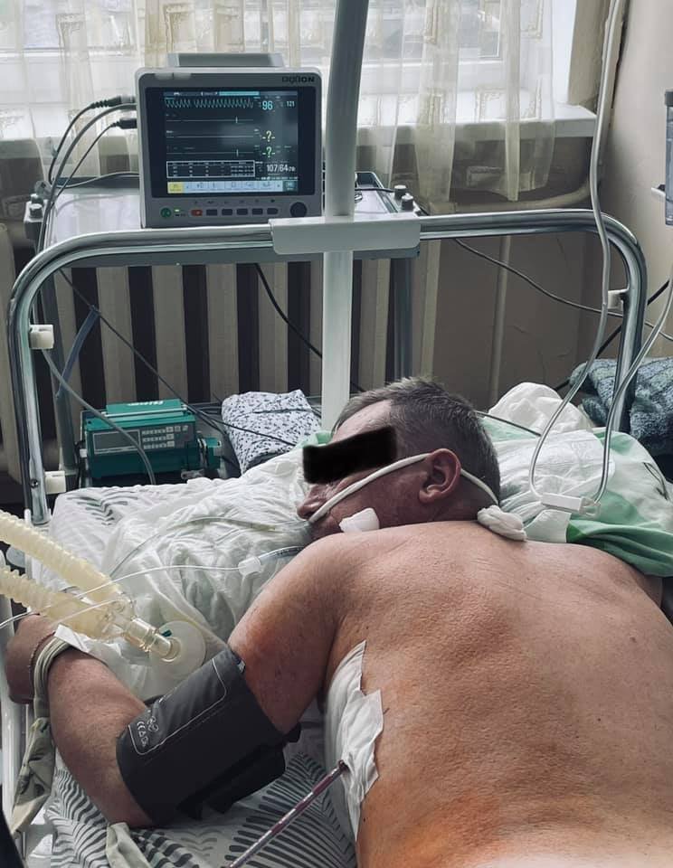 Мужчина готовится к выписке Мужчина готовится к выписке