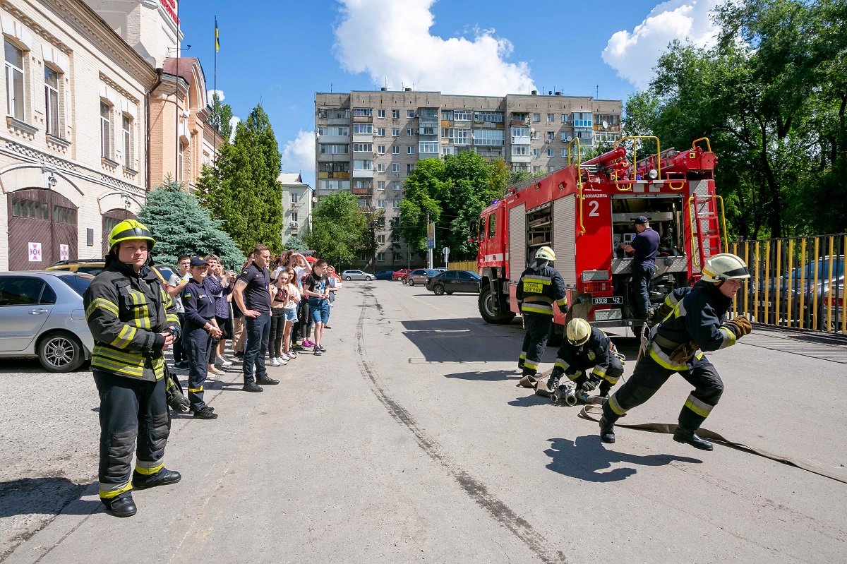 В Днепре дети катались на спасательной машине и учились тушить пожары 1