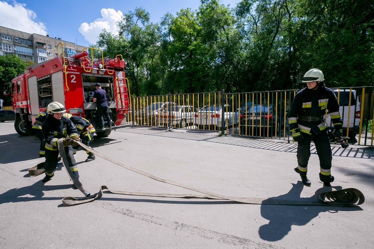 В Днепре дети катались на спасательной машине и учились тушить пожары 2