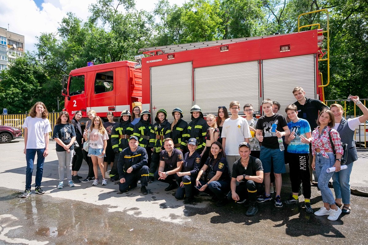 В Днепре дети катались на спасательной машине и учились тушить пожары 3