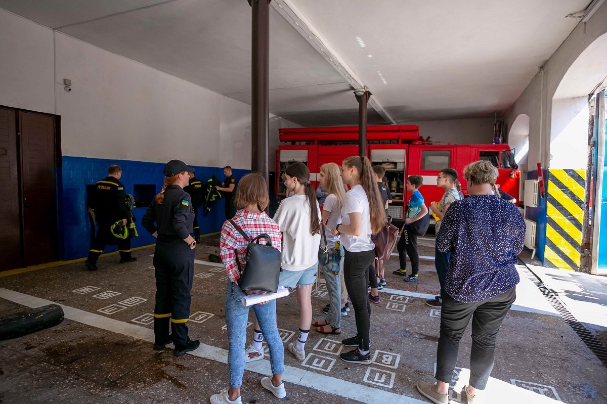 В Днепре дети катались на спасательной машине и учились тушить пожары 5