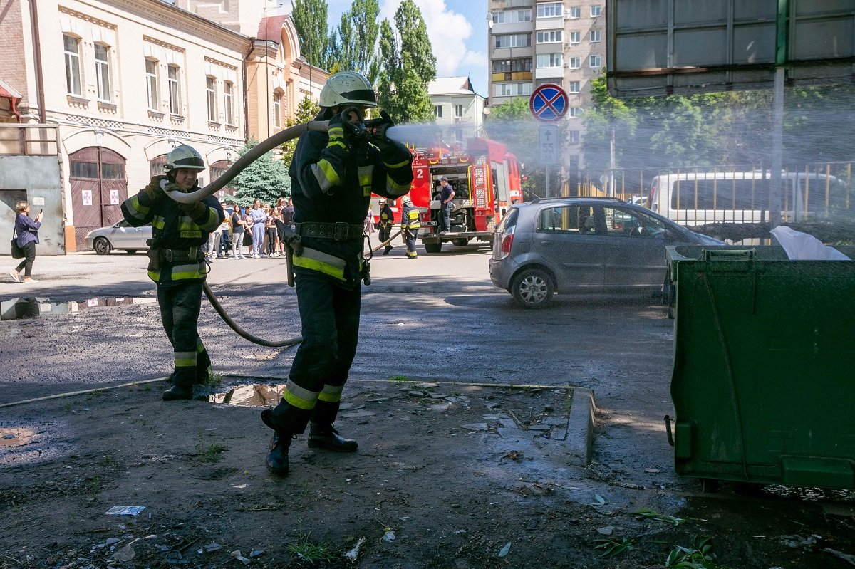 В Днепре дети катались на спасательной машине и учились тушить пожары 6