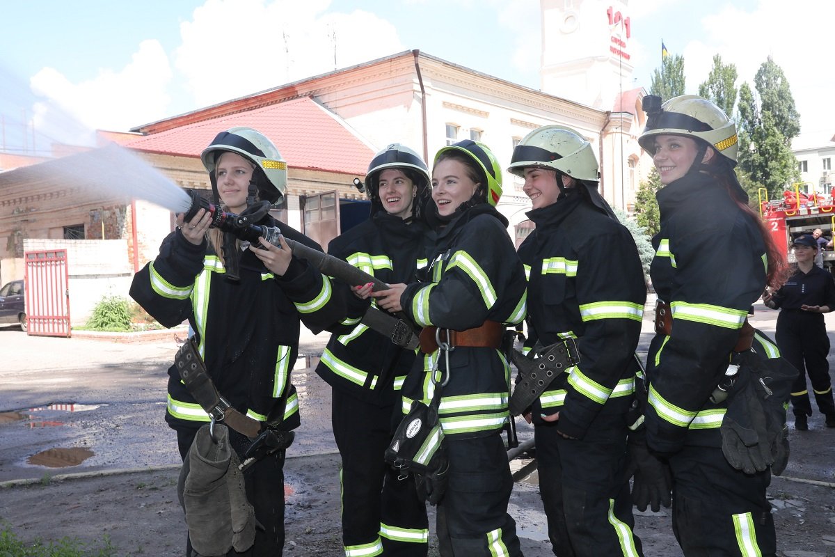 В Днепре дети катались на спасательной машине и учились тушить пожары 7