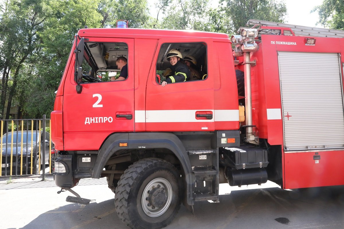 В Днепре дети катались на спасательной машине и учились тушить пожары 9