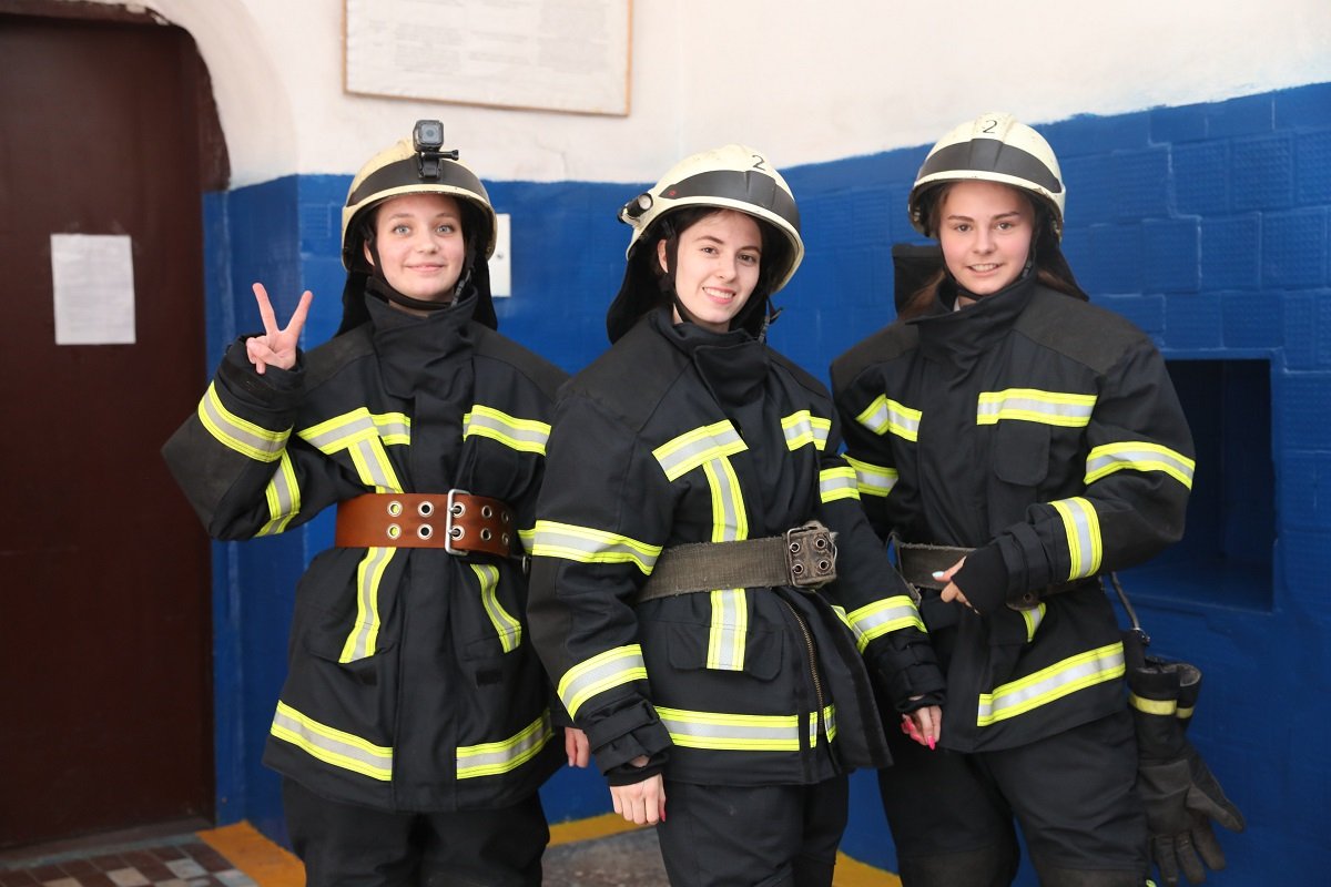 В Днепре дети катались на спасательной машине и учились тушить пожары 10