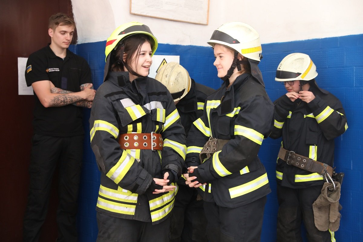 В Днепре дети катались на спасательной машине и учились тушить пожары 11