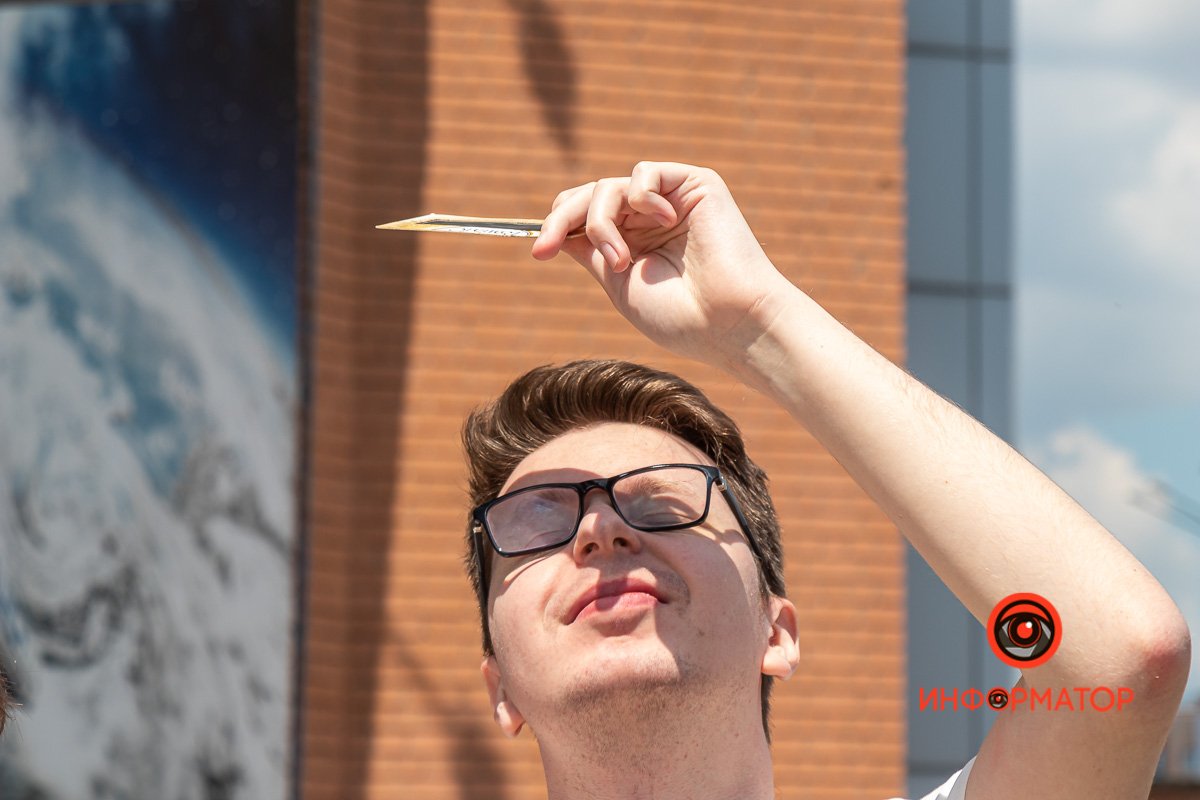 Довольно солнечно, как для солнечного затмения Довольно солнечно, как для солнечного затмения