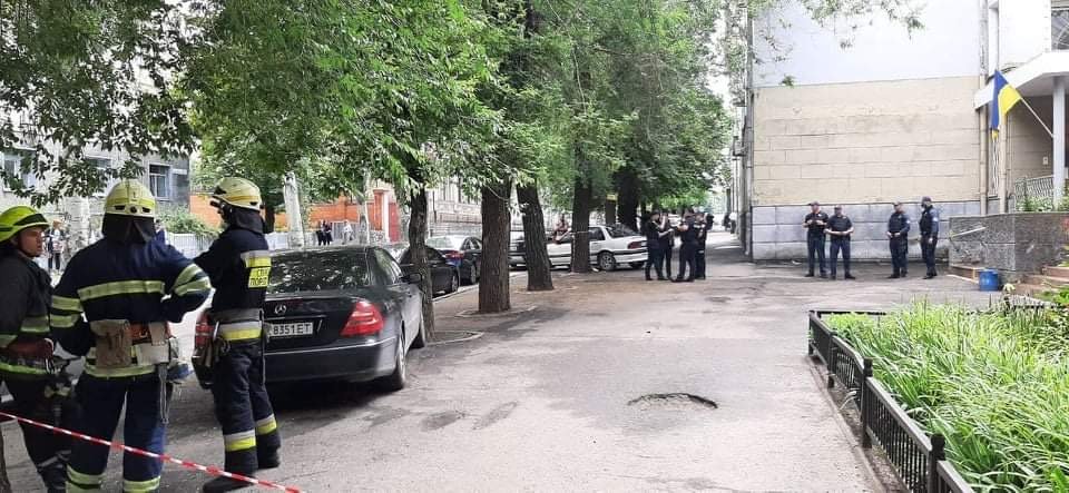 На место приехали взрывотехники, кинологи и следователи На место приехали взрывотехники, кинологи и следователи