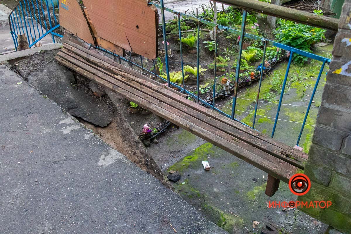 На бетонной плите находилась лавочка На бетонной плите находилась лавочка