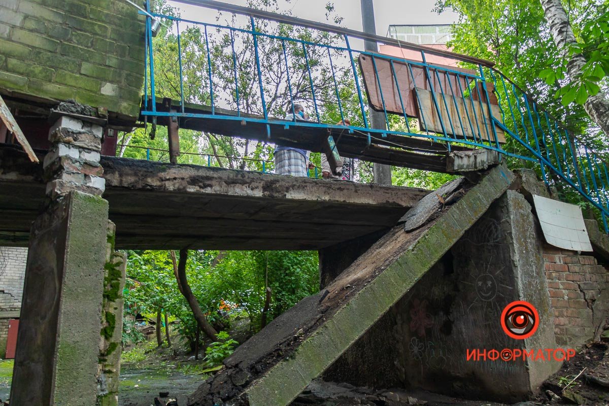 Бетонная опора обвалилась со стороны подъезда Бетонная опора обвалилась со стороны подъезда