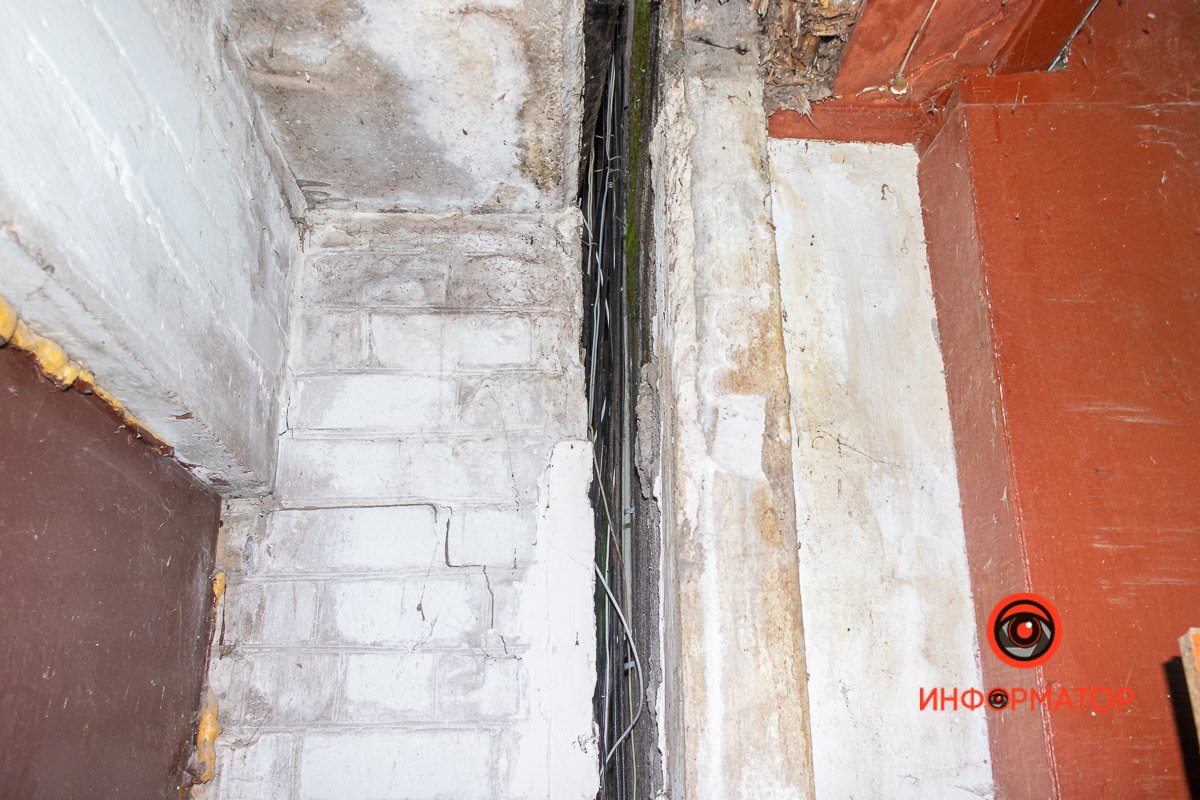 Трещины в подъезде Трещины в подъезде