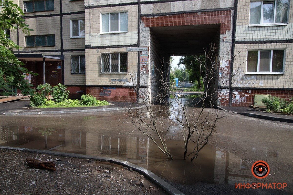 В Днепре на Набережной Победы женщина на велосипеде попала колесом в открытую ливневку 1