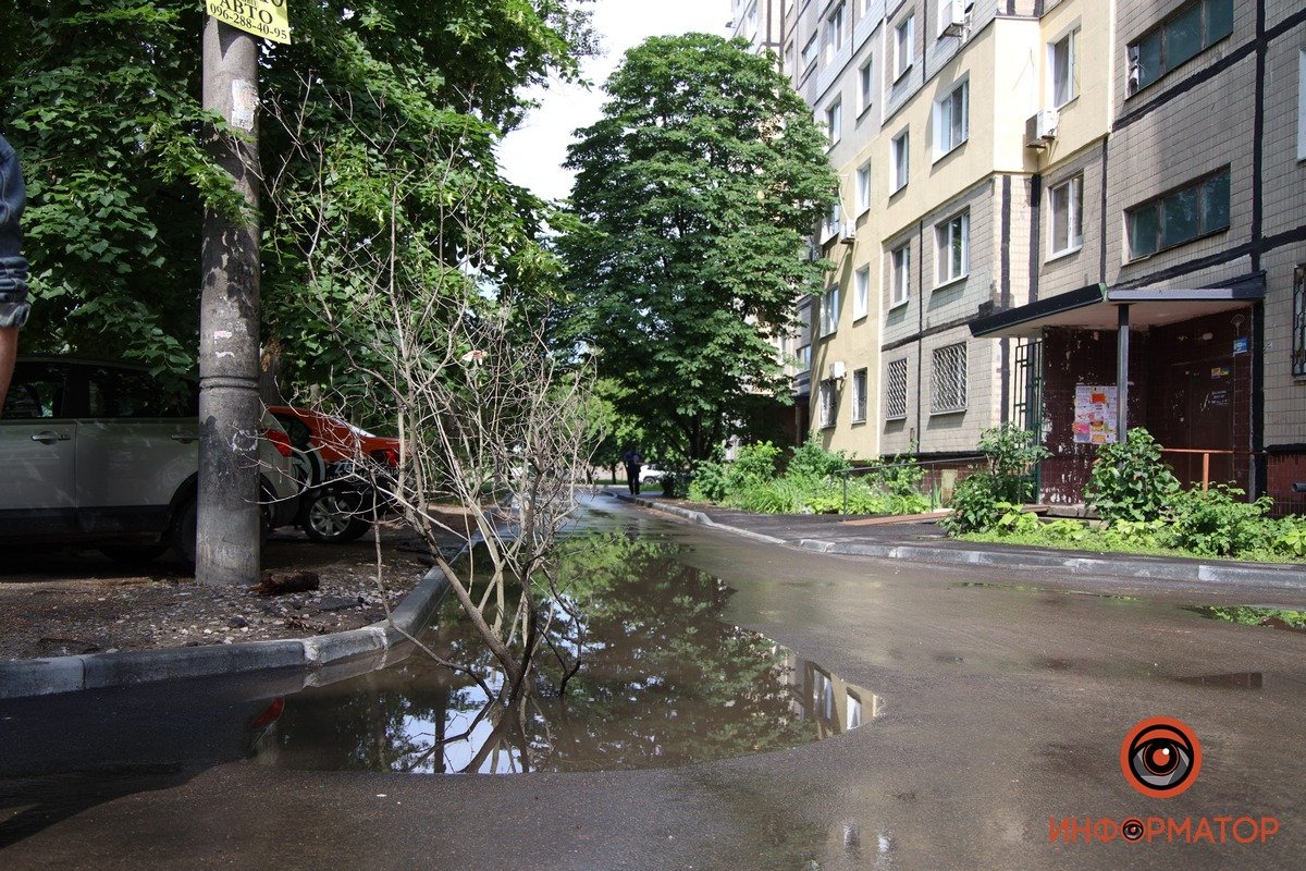 В Днепре на Набережной Победы женщина на велосипеде попала колесом в открытую ливневку 2