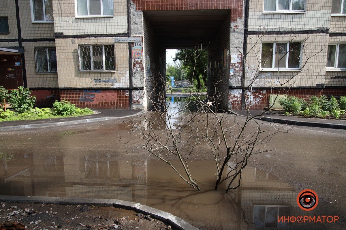 В Днепре на Набережной Победы женщина на велосипеде попала колесом в открытую ливневку 3