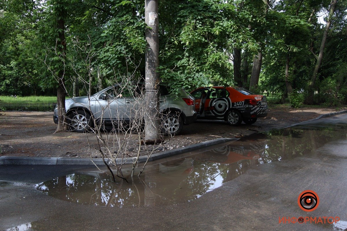 В Днепре на Набережной Победы женщина на велосипеде попала колесом в открытую ливневку 4