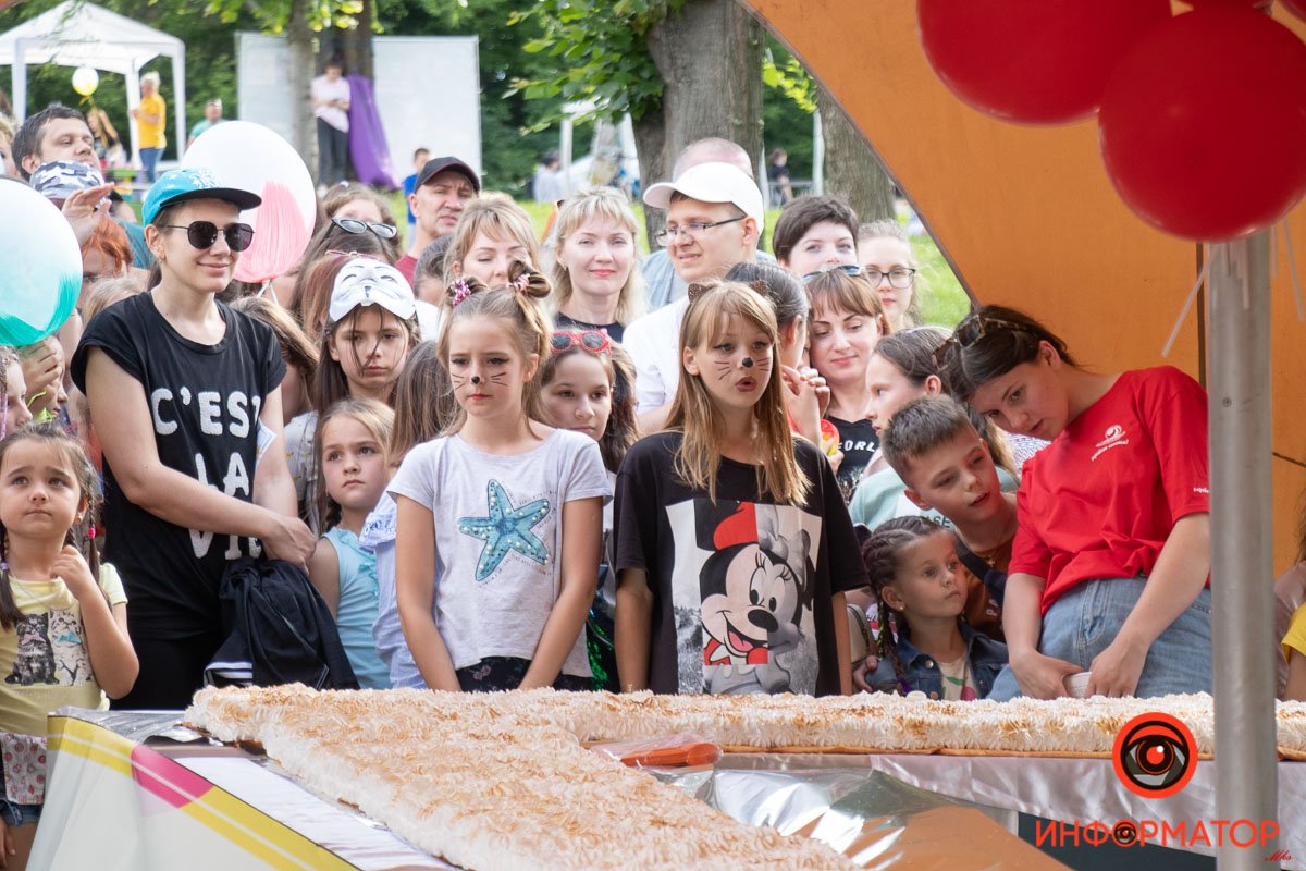 Весь торт раздали посетителям Весь торт раздали посетителям