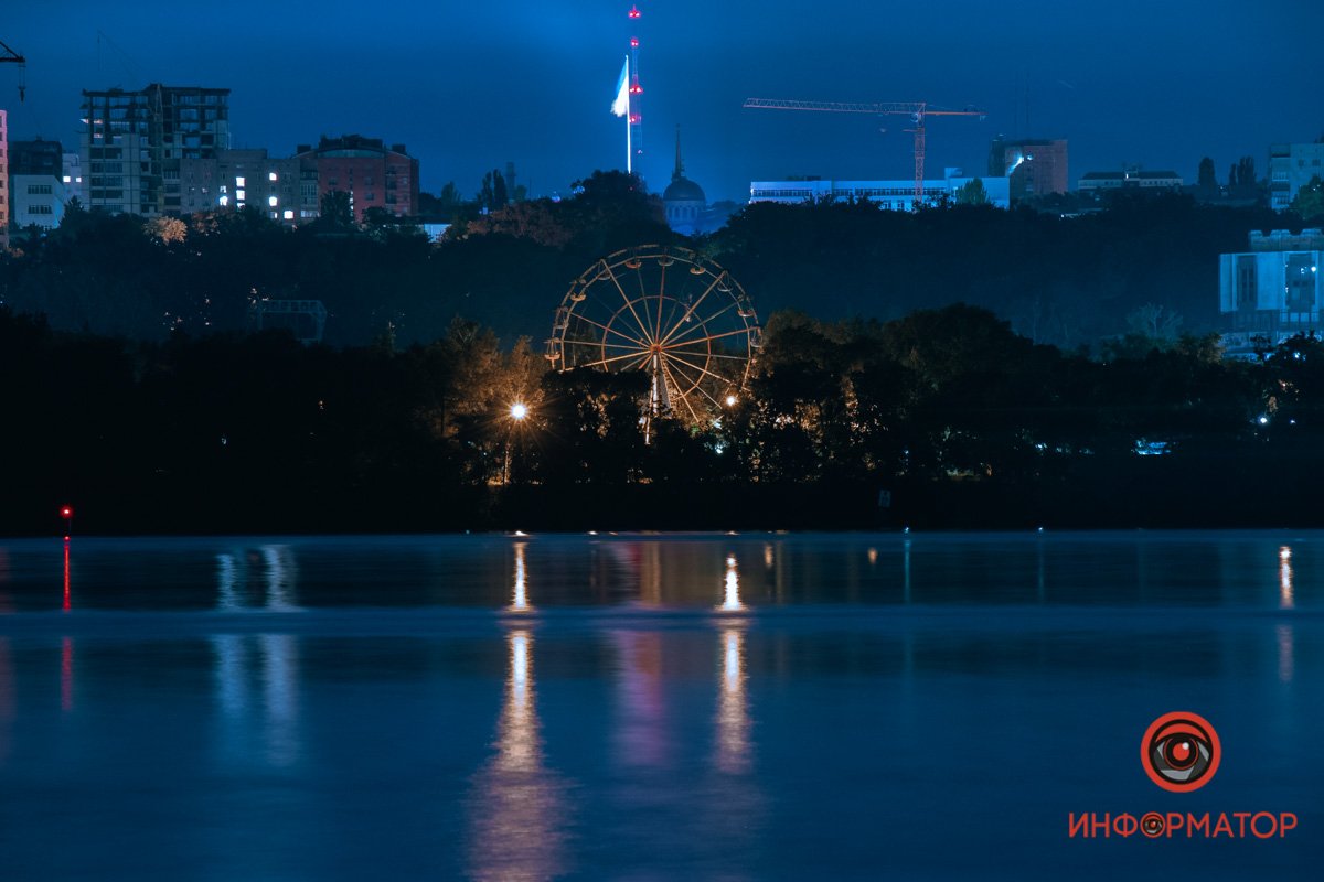 Колесо обозрения несложно разглядеть даже с противоположного берега Днепра