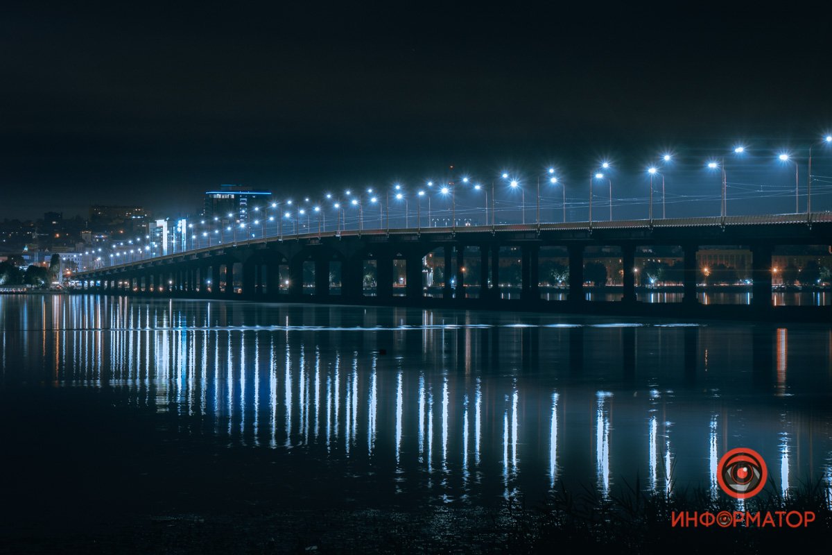 Вода продолжает картину