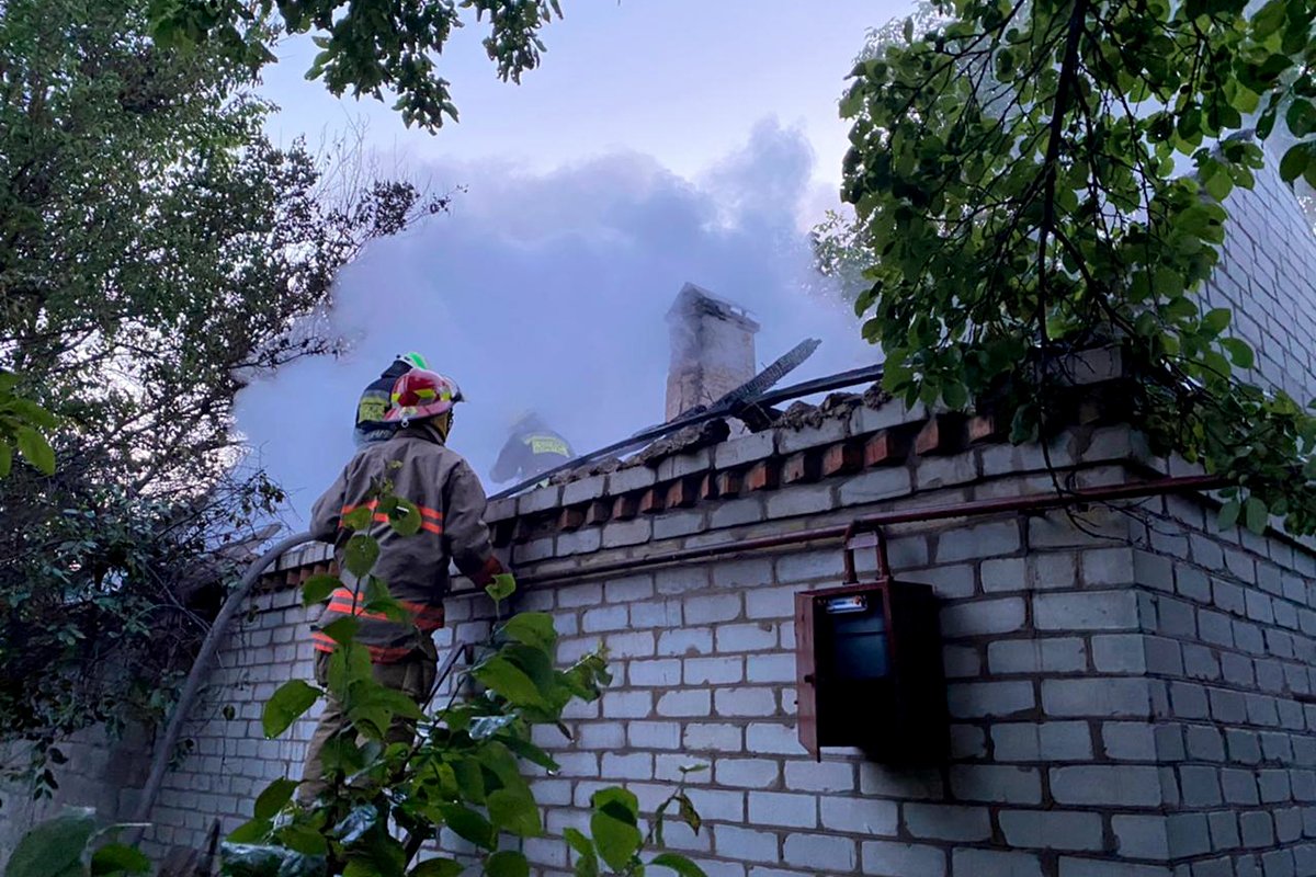 Огонь уничтожил крышу и перекрытие сарая Огонь уничтожил крышу и перекрытие сарая