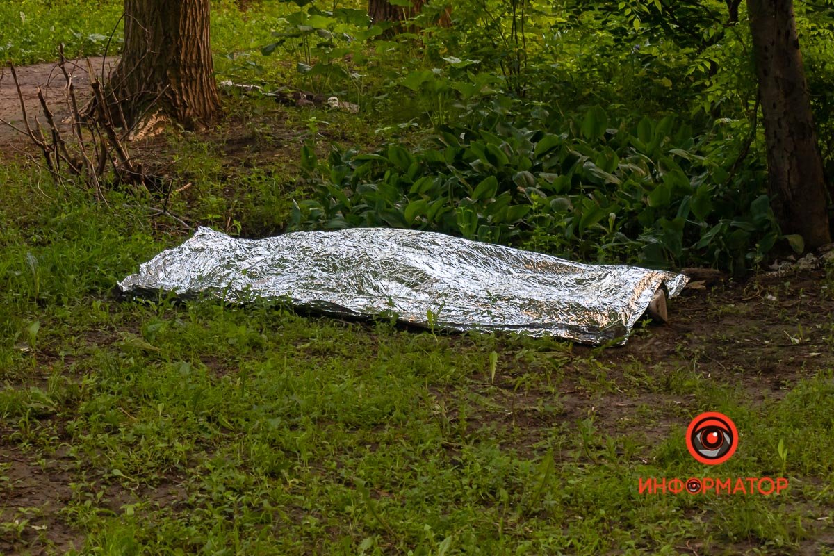 В Днепре на Тополе-3 нашли труп мужчины В Днепре на Тополе-3 нашли труп мужчины