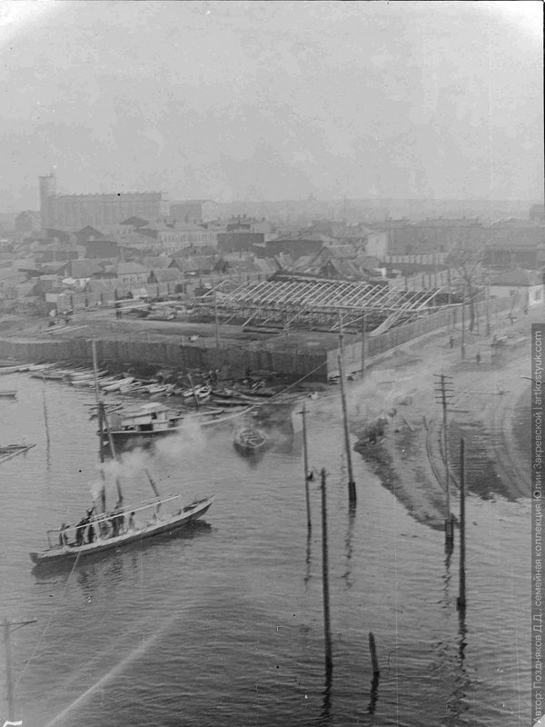 Вид с Амурского моста на правый берег, район речпорта