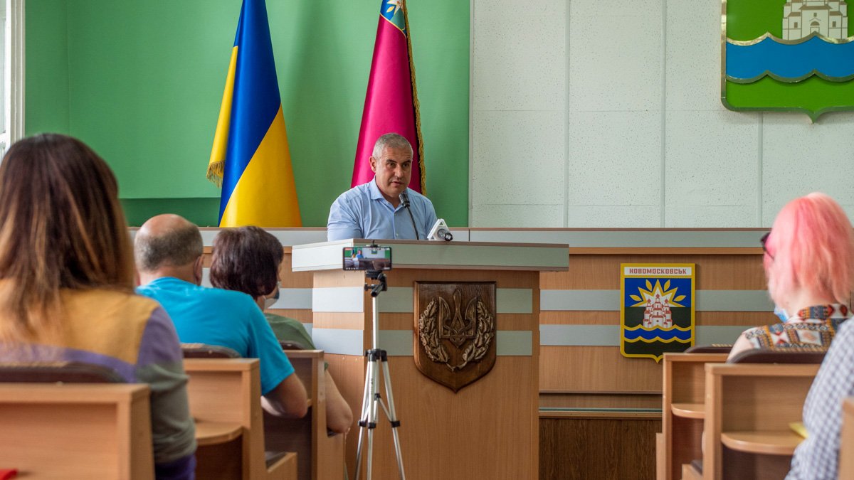Мэр Сергей Резник выступил с предложением создать совет предпринимателей Новомосковска как совещательный орган при городском голове. Мэр Сергей Резник выступил с предложением создать совет предпринимателей Новомосковска как совещательный орган при городском голове.