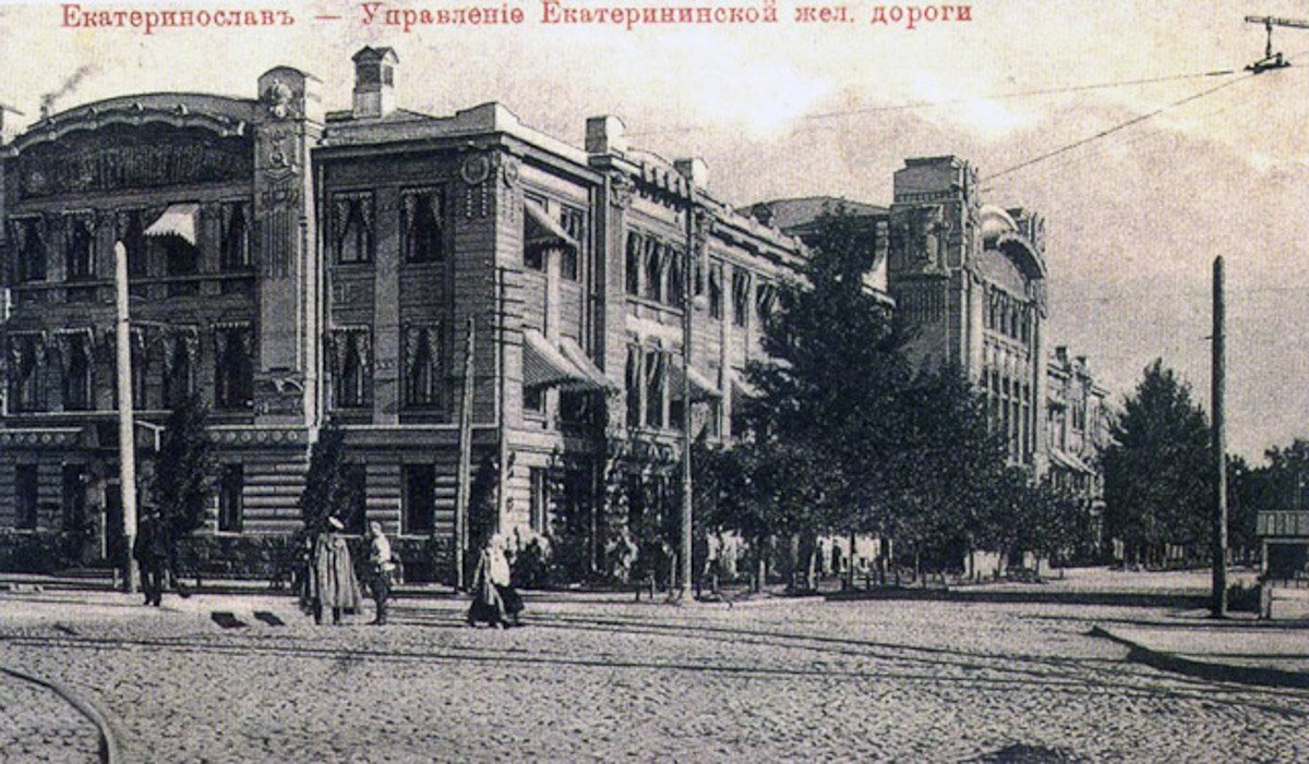 Рядом с вокзалом было управление Екатерининской железной дороги Рядом с вокзалом было управление Екатерининской железной дороги