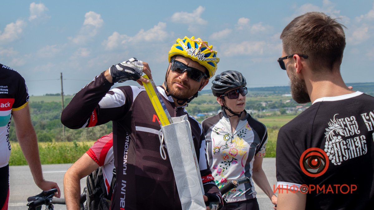 Велосипедисты Днепра встретили фронтмена группы "СКАЙ" и сопроводили его в город