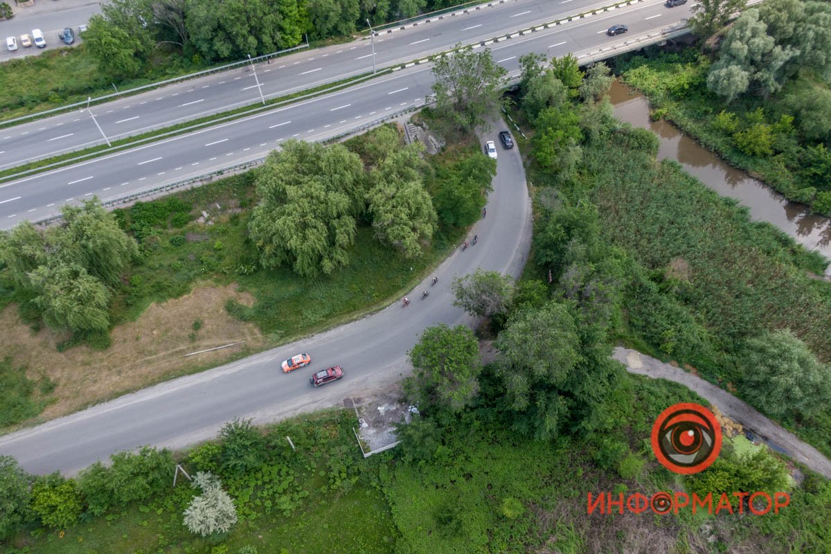 Колона с фронтменом