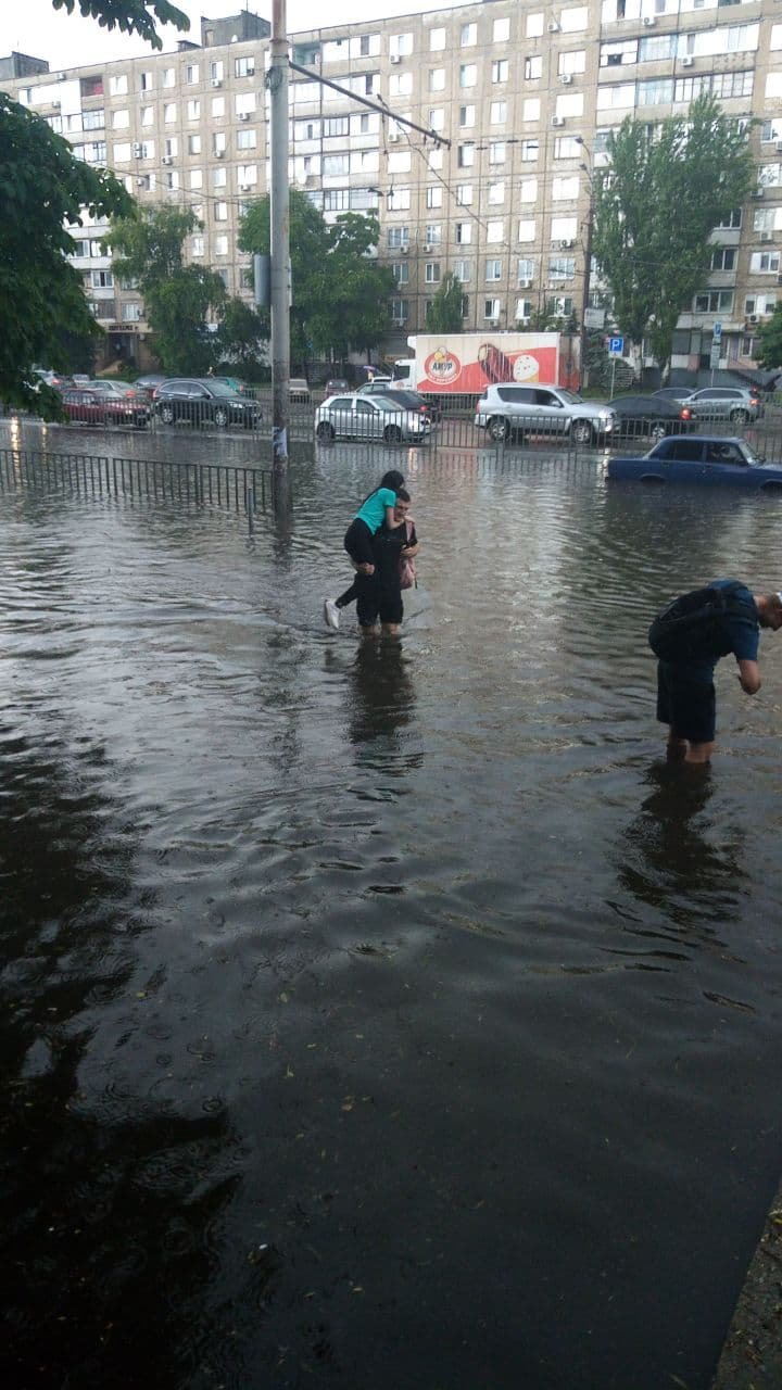 На Слобожанском воды по колено На Слобожанском воды по колено