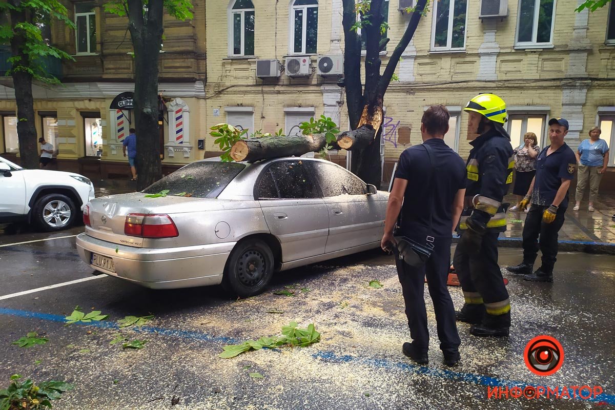 На месте работают спасатели