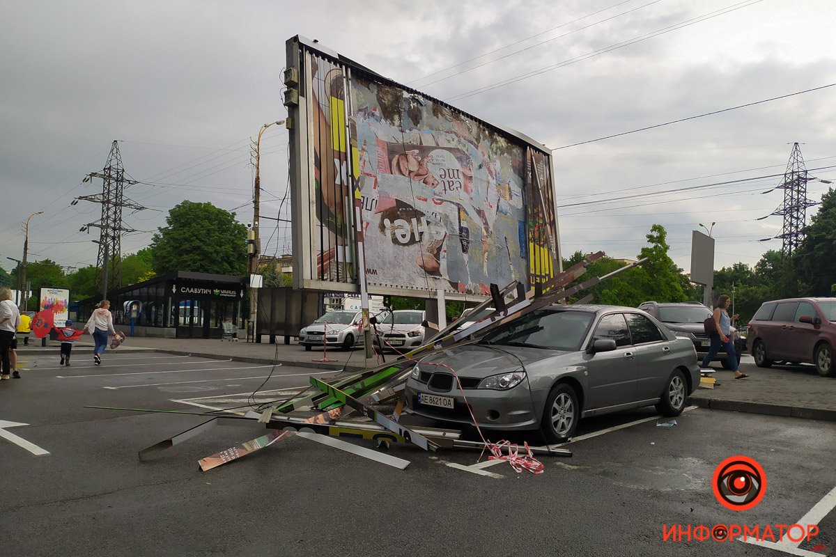 Билборд упал на Subaru Билборд упал на Subaru