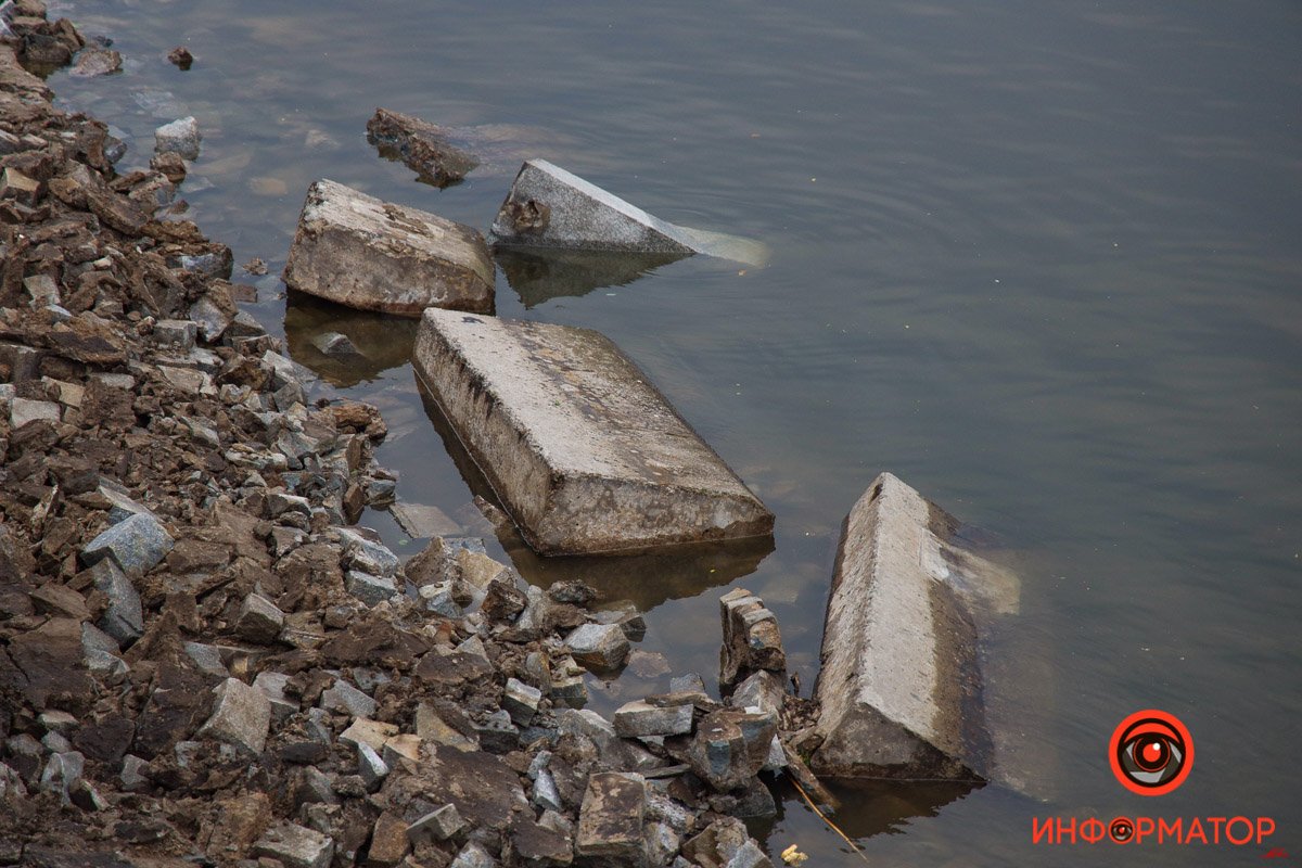 Плитка посыпалась в реку Плитка посыпалась в реку