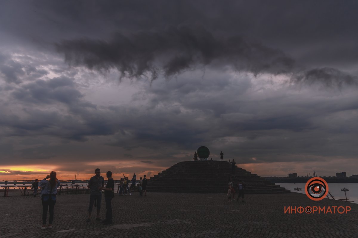 Сначала просто потемнело