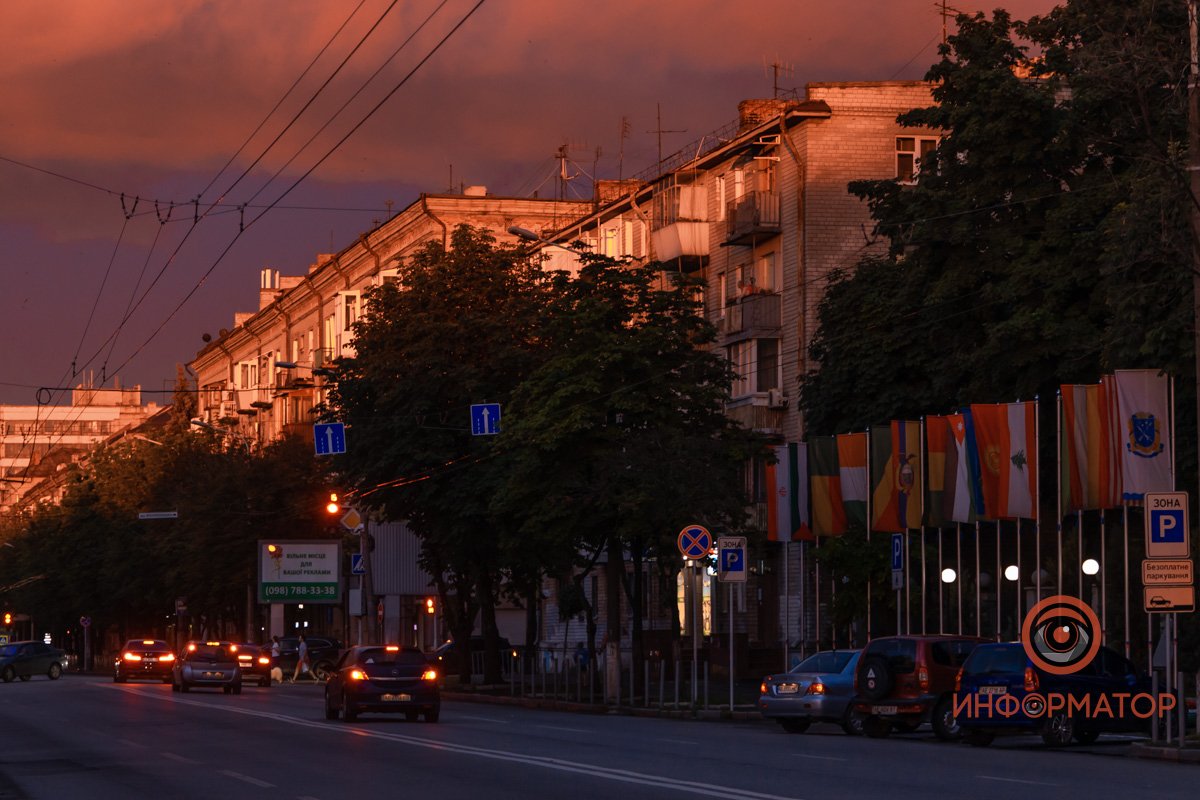 Солнце освещает балконы верхних этажей