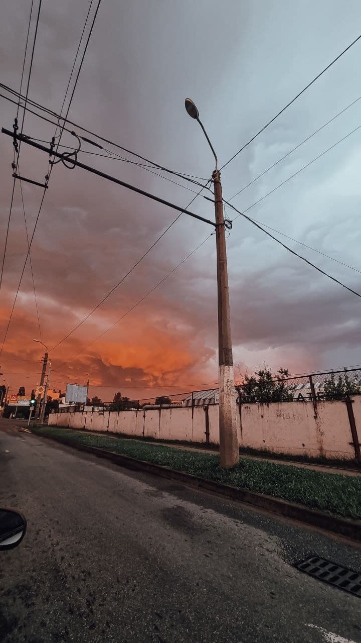 Закручивает в водоворот событий