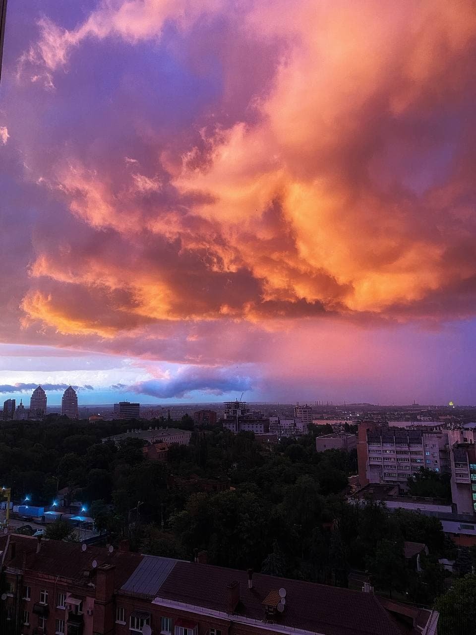 На небо разлили акварель