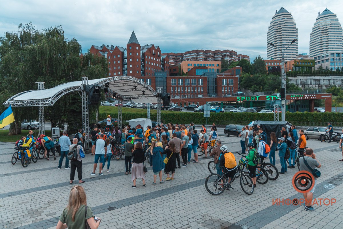 Собрались несколько десятков человек