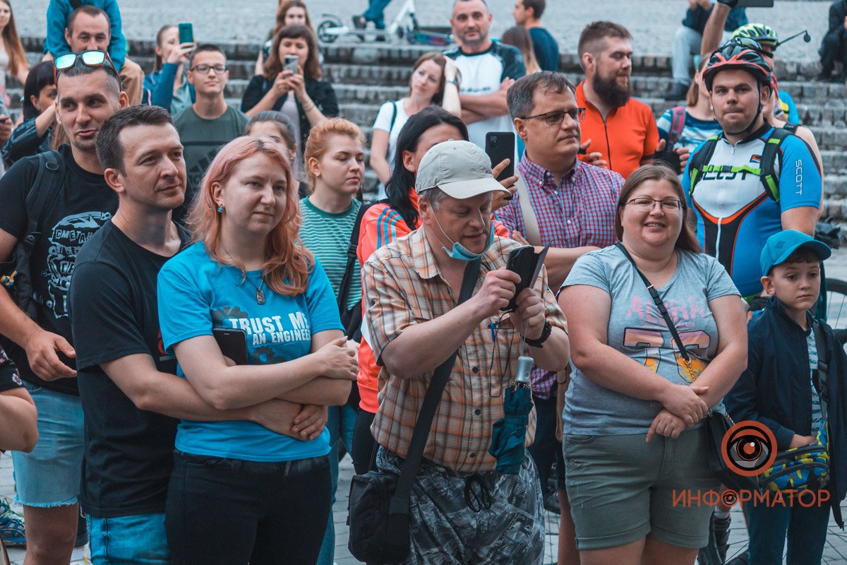 Шумной радостной толпой