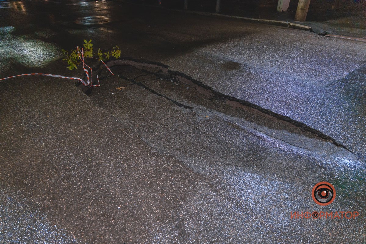 Одна большая яма на проезжей части