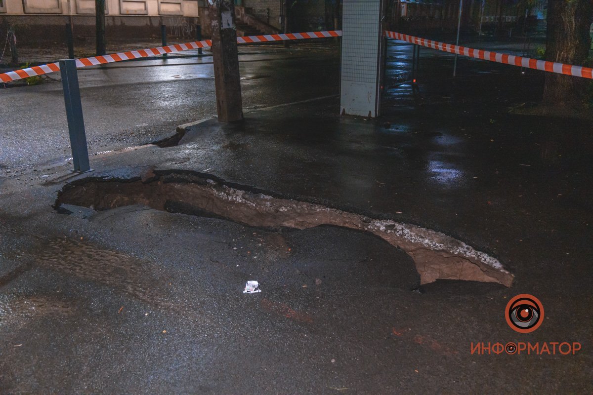 Вторая большая яма - на тротуаре